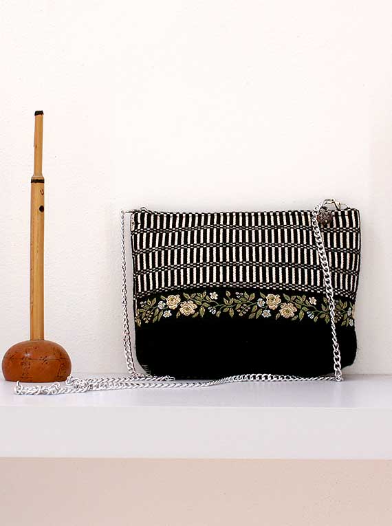 Made by Sardinia - ambientazione di borsetta con tracolla in catena