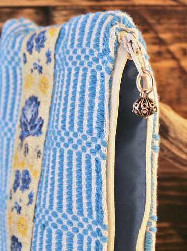 Made by Sardinia - Pochette in tessuto azzurro, dettaglio del bottone sardo della cerniera