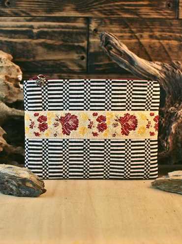 Made by Sardinia - Pochette in tessuto nero e passamaneria ricamata