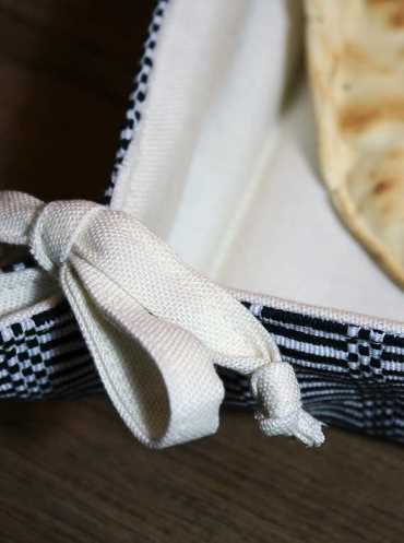 Made by Sardinia - Porta pane 'Civraxiu', dettaglio della chiusura e del tessuto a telaio